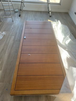 Puerta blindada nueva de iroko exterior