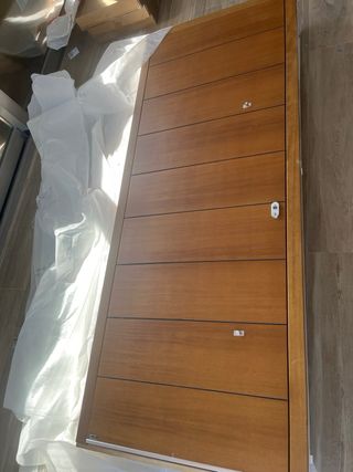 Puerta blindada nueva de iroko exterior