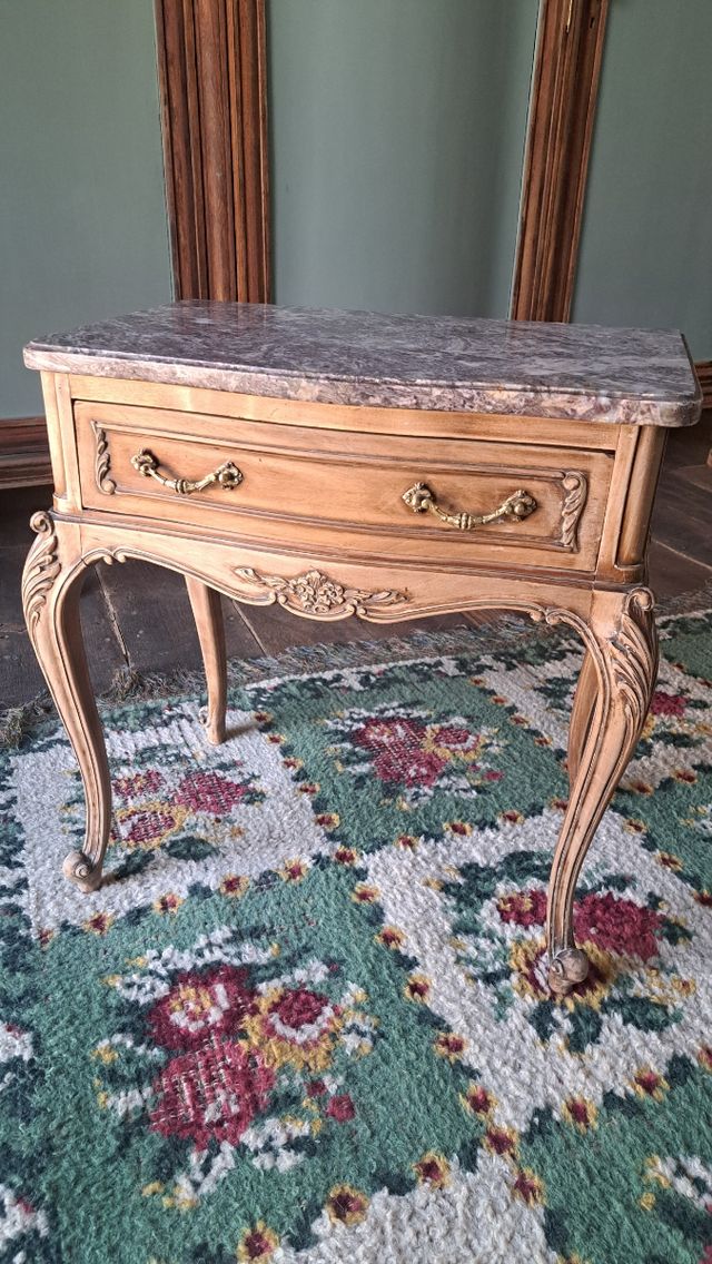 2 Mesitas mármol, estilo isabelino