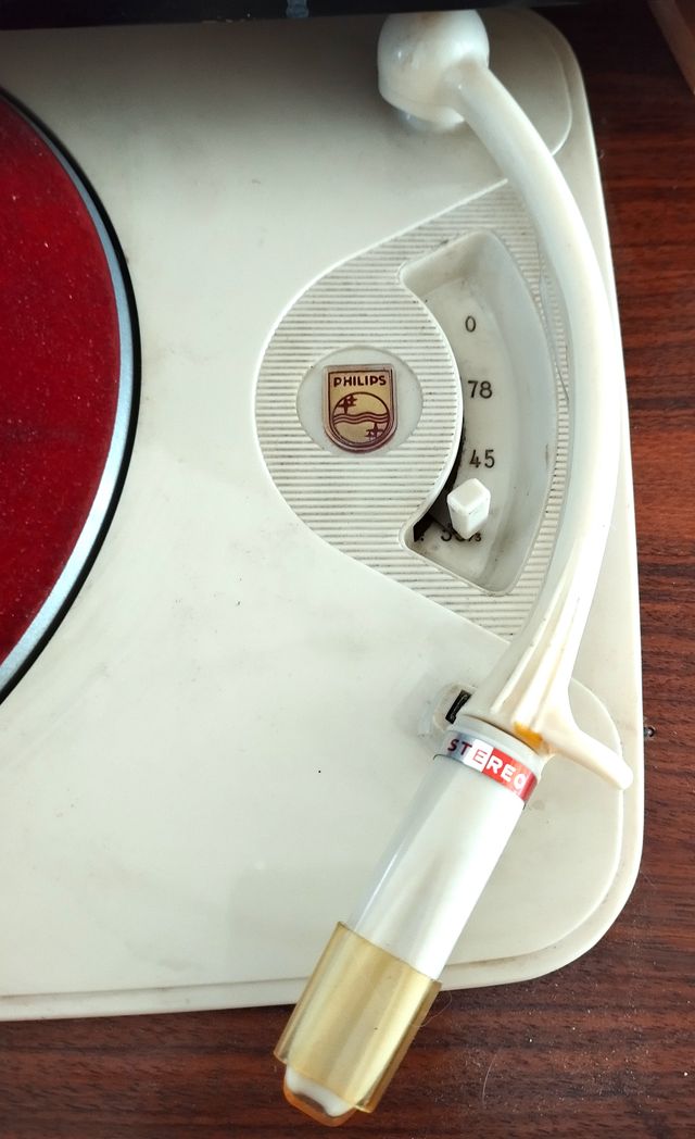 Tocadiscos vintage marca PHILIPS MOD. 21 AG33