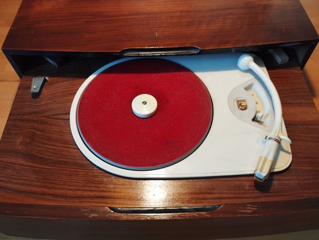 Tocadiscos vintage marca PHILIPS MOD. 21 AG33
