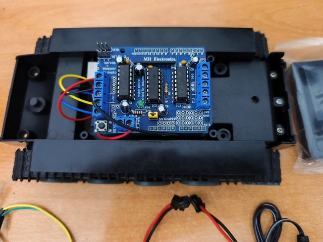 Arduino con Shield y Orugas de Tanque