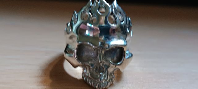 anillo  calavera con llamas plata de ley