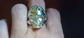 anillo  calavera con llamas plata de ley