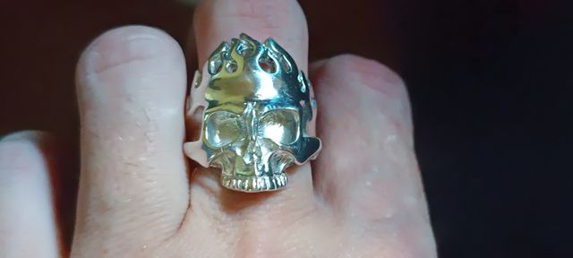 anillo  calavera con llamas plata de ley