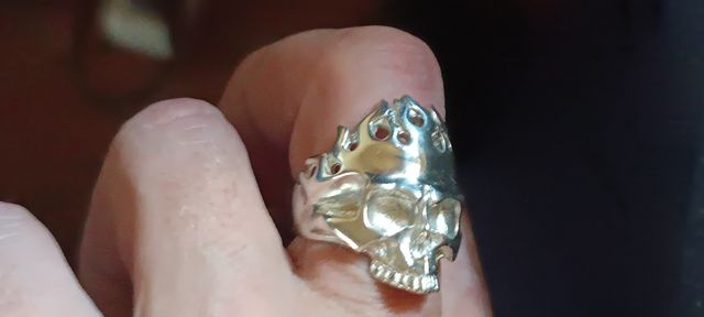 anillo  calavera con llamas plata de ley