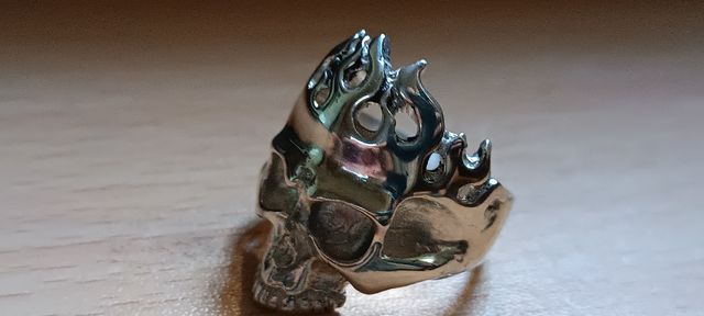 anillo  calavera con llamas plata de ley
