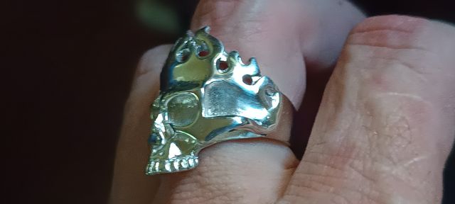 anillo  calavera con llamas plata de ley