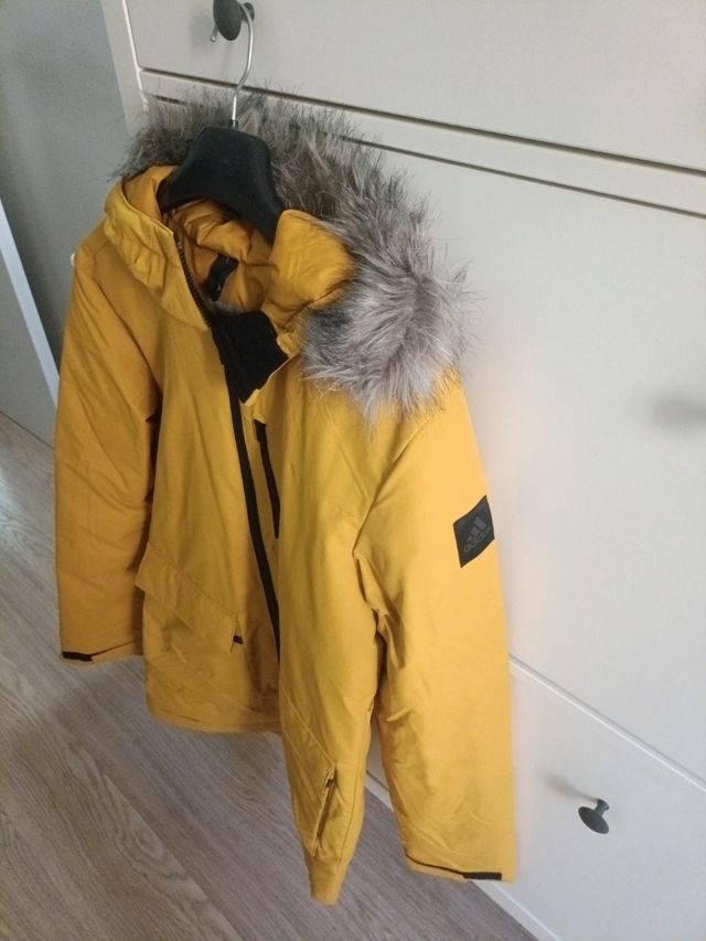 Parka Adidas color mostaza talla S