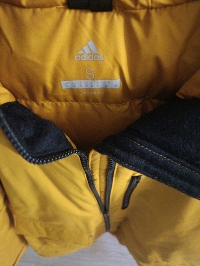 Parka Adidas color mostaza talla S