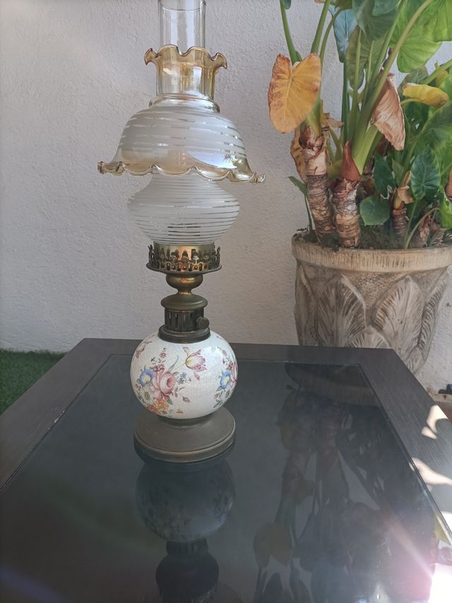 Lámpara antigua de cerámica y cristal
