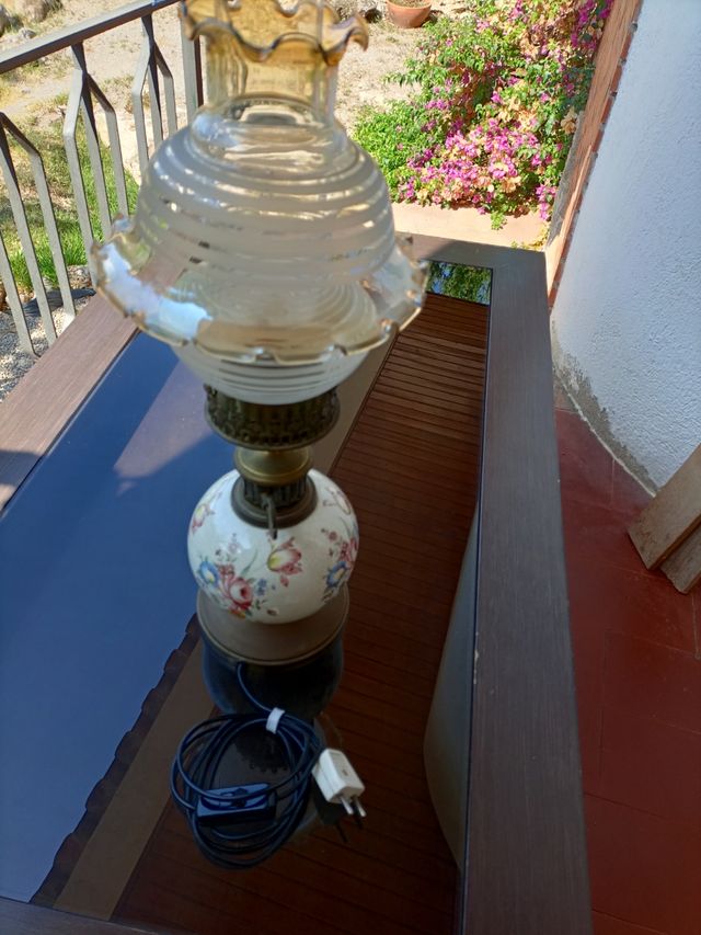 Lámpara antigua de cerámica y cristal