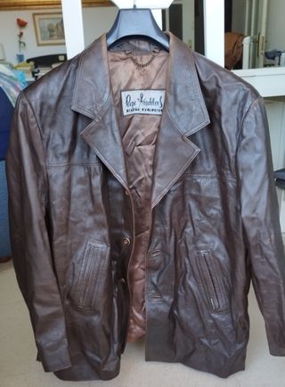 Chaqueta de cuero marrón oscuro 