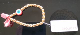 Pulsera elástica abalorios dorados y cuenta roja