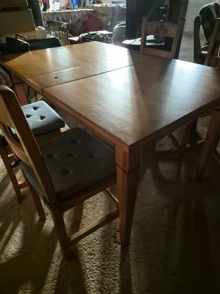 Mesa de madera de pino con sillas