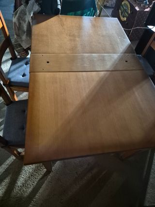 Mesa de madera de pino con sillas