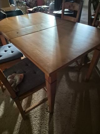 Mesa de madera de pino con sillas