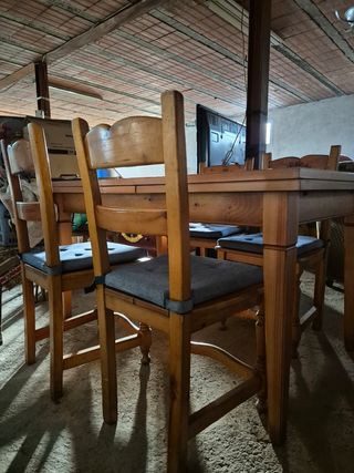Mesa de madera de pino con sillas