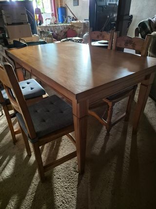 Mesa de madera de pino con sillas