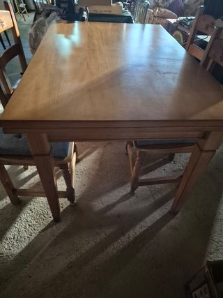 Mesa de madera de pino con sillas