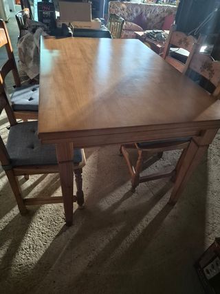 Mesa de madera de pino con sillas