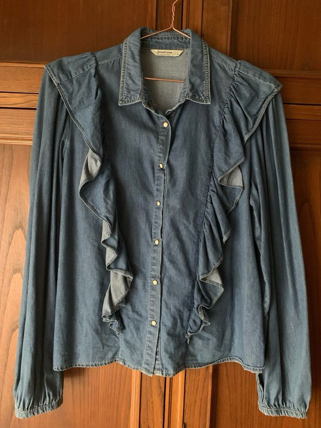 Camisa vaquera volantes Stradivarius