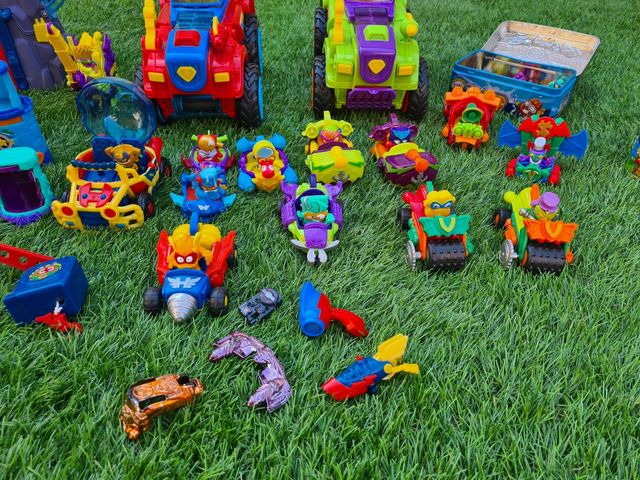 Varias cosas de Hot wheels.