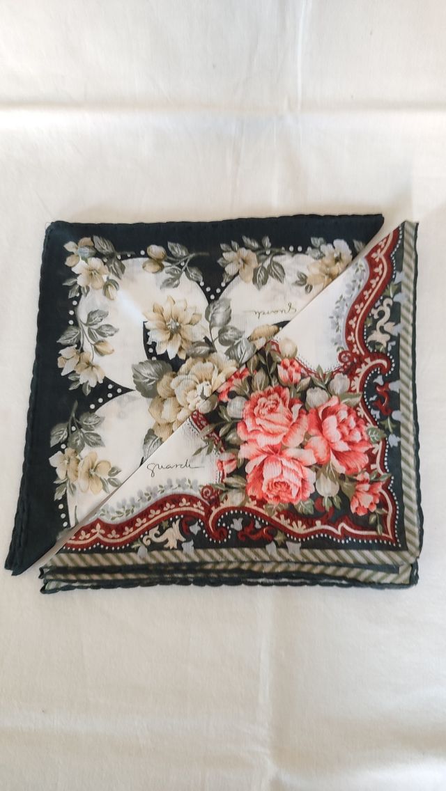 Conjunto de dos pañuelos marca Guasch
