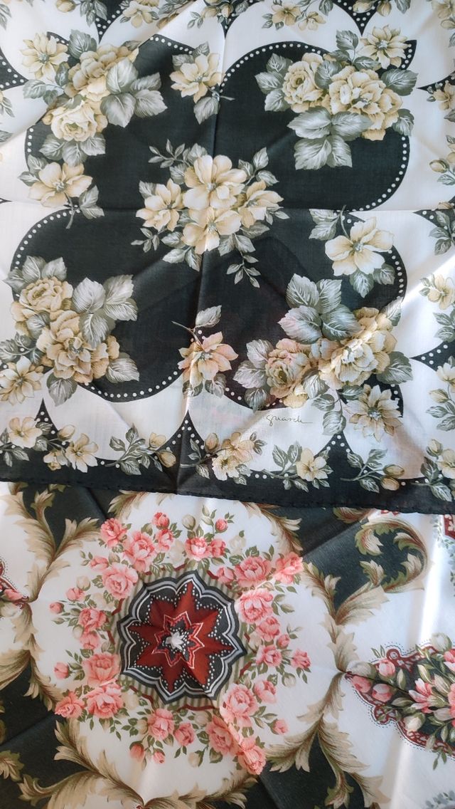 Conjunto de dos pañuelos marca Guasch