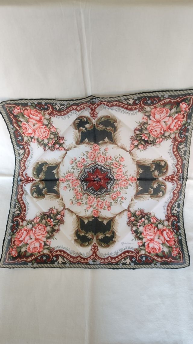 Conjunto de dos pañuelos marca Guasch