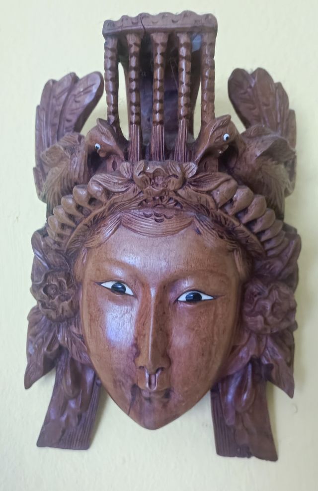 Máscara tallada en madera 