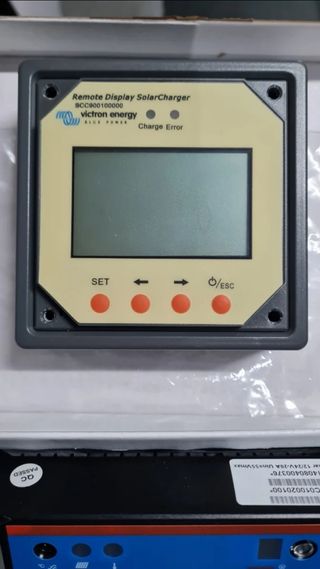 Panel y regulador solar Victron