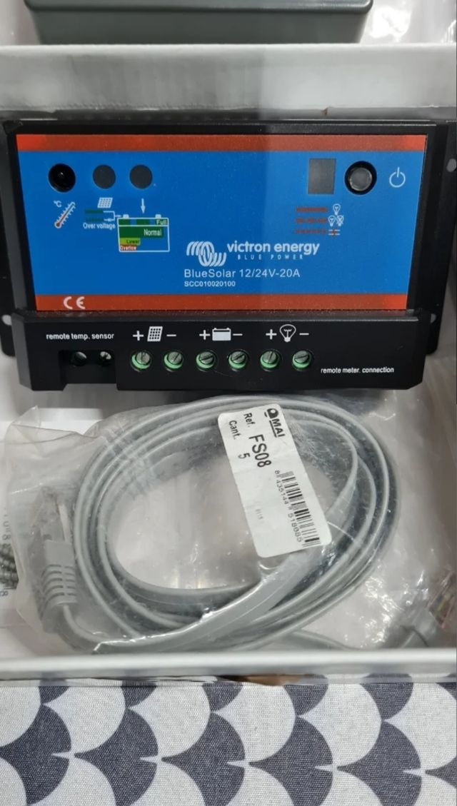 Panel y regulador solar Victron