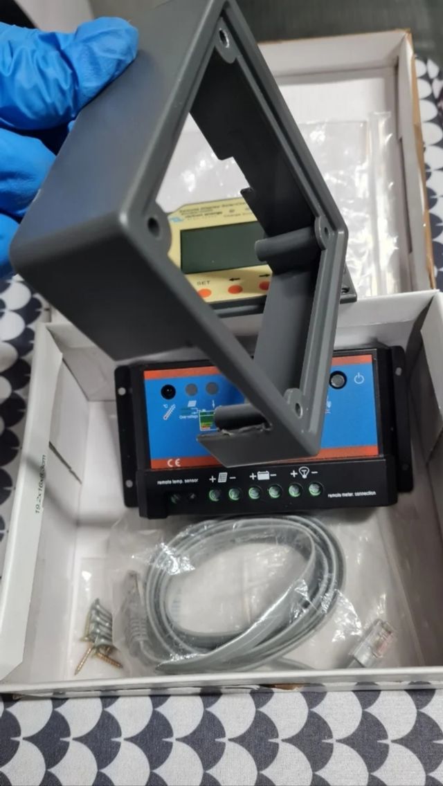 Panel y regulador solar Victron