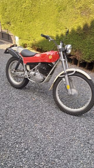 Moto clásica Montesa cota 348