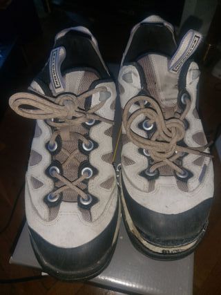 Zapatillas montaña Salomón con suela en mal estado