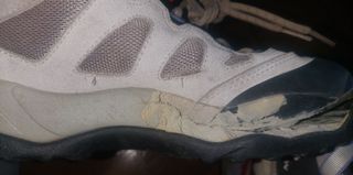Zapatillas montaña Salomón con suela en mal estado
