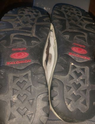 Zapatillas montaña Salomón con suela en mal estado