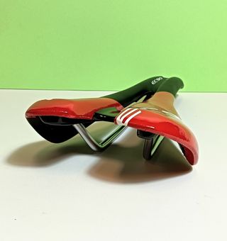 Sillín para bicicleta de carretera negro/rojo