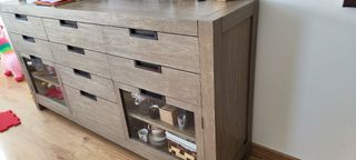 Aparador vitrina de madera marca Banak