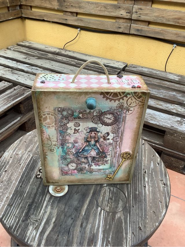 Caja de madera decorada a mano Alice in Wonderland