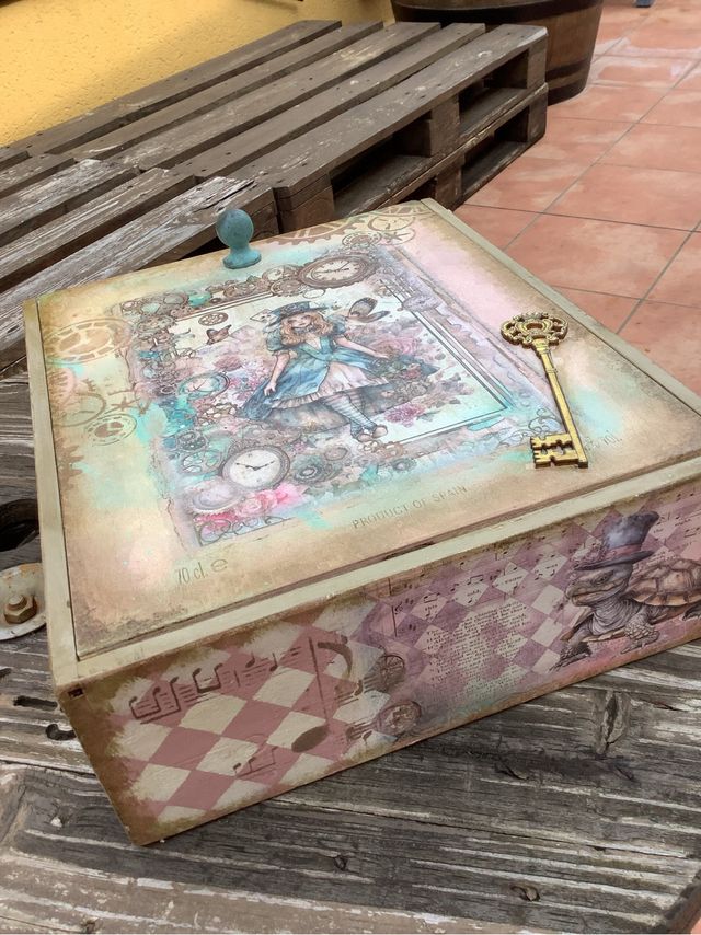 Caja de madera decorada a mano Alice in Wonderland