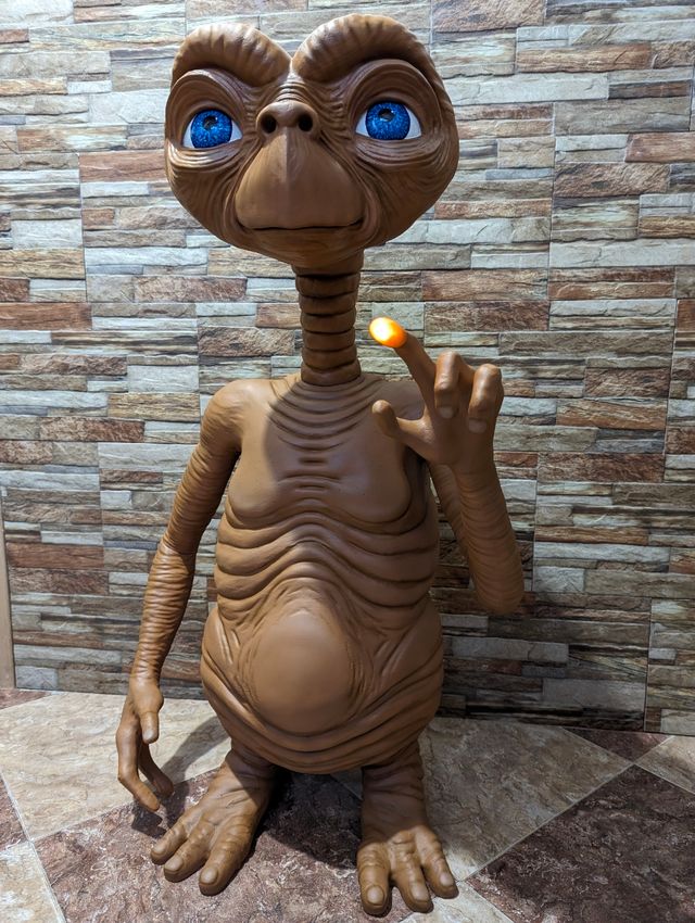 Figura de E.T el extraterrestre a tamaño real