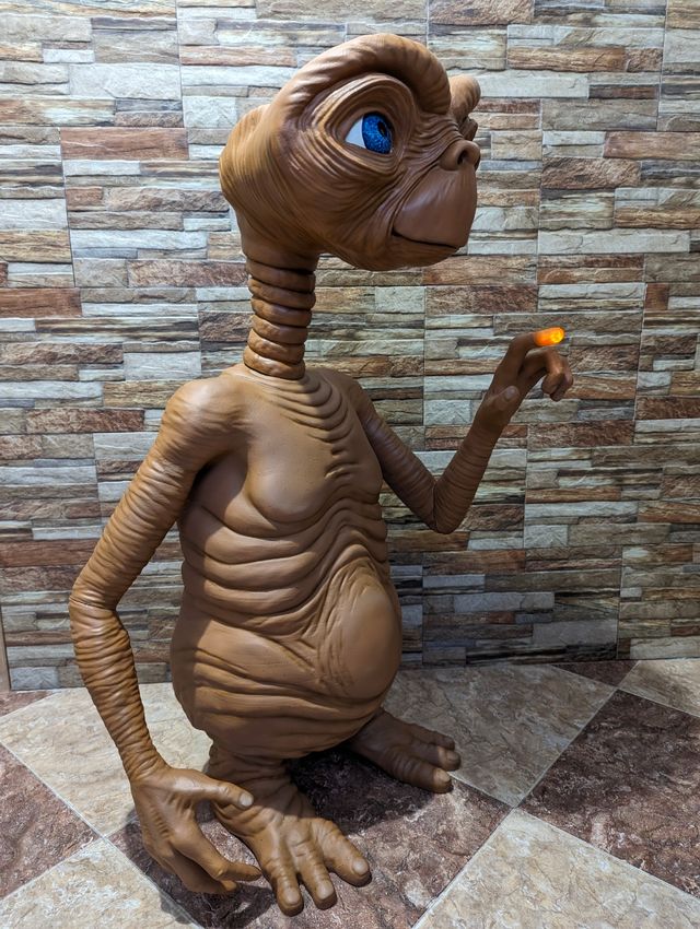 Figura de E.T el extraterrestre a tamaño real