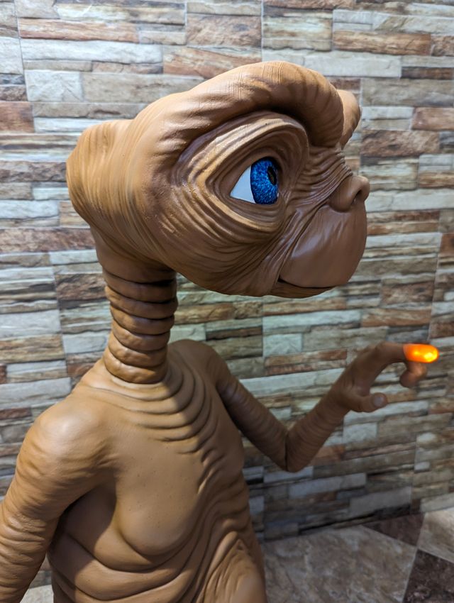 Figura de E.T el extraterrestre a tamaño real