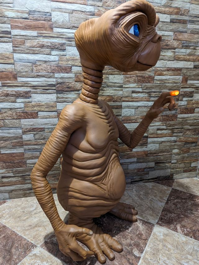 Figura de E.T el extraterrestre a tamaño real