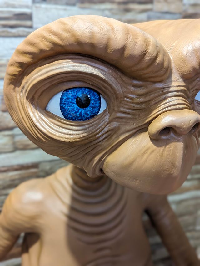 Figura de E.T el extraterrestre a tamaño real