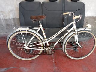 Bicicleta antigua restaurada 