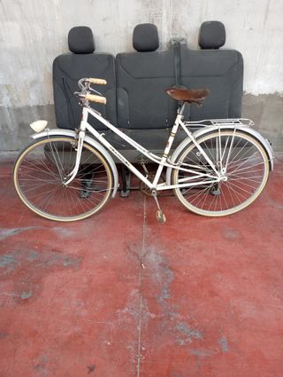 Bicicleta antigua restaurada 