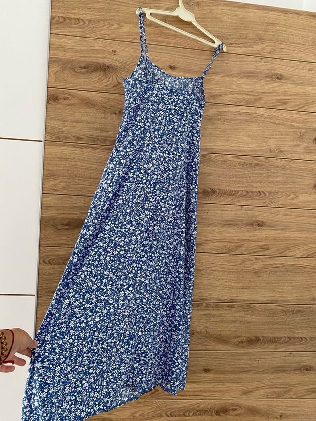 Vestido azul y blanco de flores